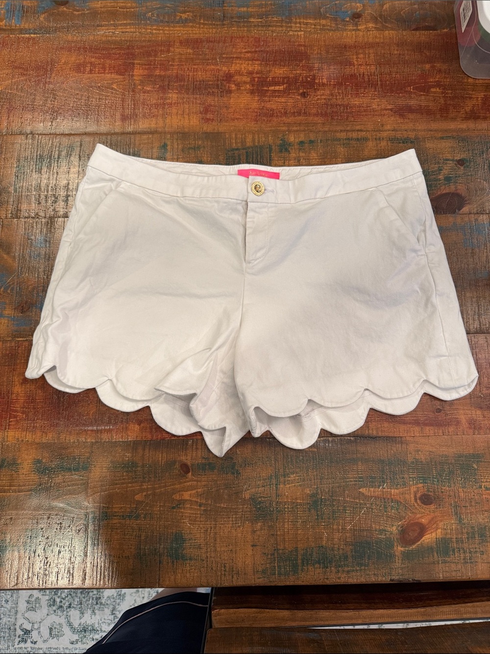 Lilly Pulitzer White Scallop Hem Shorts- size 16